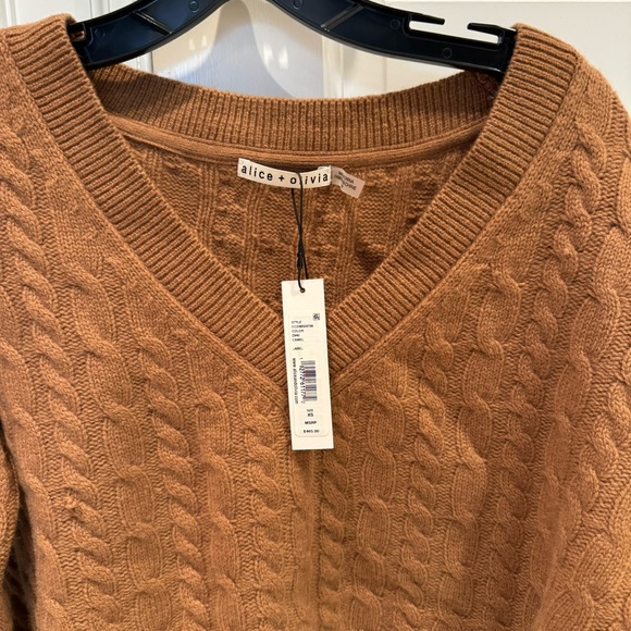 Alice + Olivia - Ayden Cropped V-Neck Pullover in Camel - Picture 8 of 10